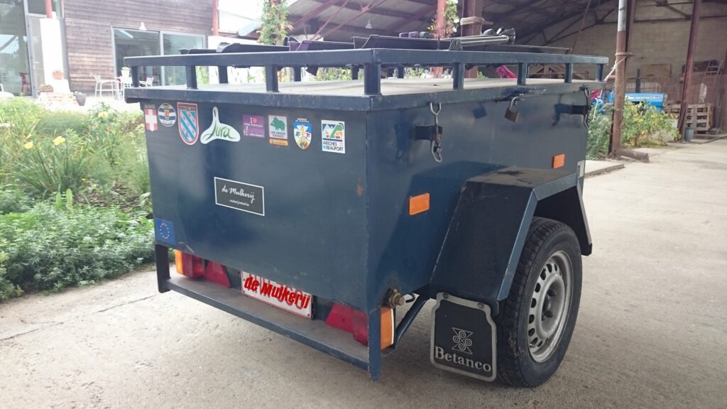 Achterkant gesloten reisaanhangwagen