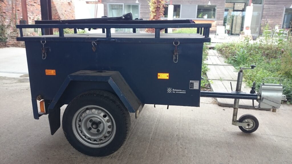 Zijkant gesloten reisaanhangwagen