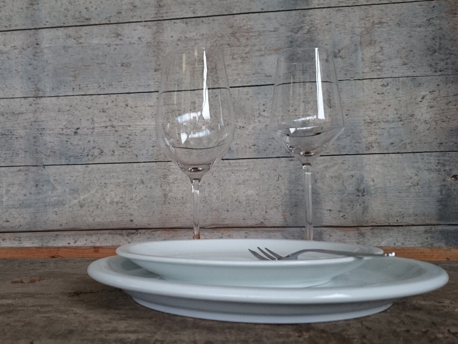 Servies en bestek in een houten omgeving